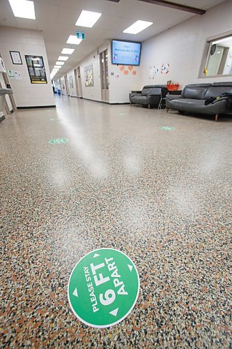 MIKE DEAL / WINNIPEG FREE PRESS
Social distance stickers line the open areas to remind everyone what to do at R. F. Morrison School.
See Maggie Macintosh story
210519 - Wednesday, May 19, 2021.