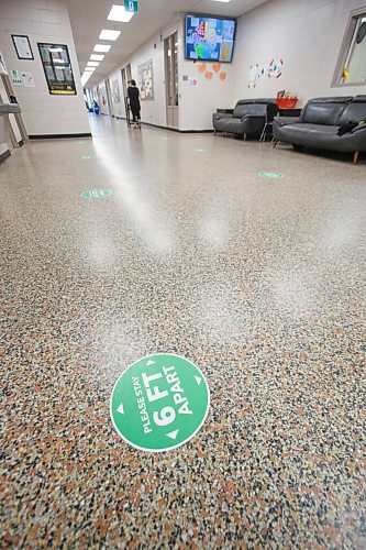 MIKE DEAL / WINNIPEG FREE PRESS
Social distance stickers line the open areas to remind everyone what to do at R. F. Morrison School.
See Maggie Macintosh story
210519 - Wednesday, May 19, 2021.