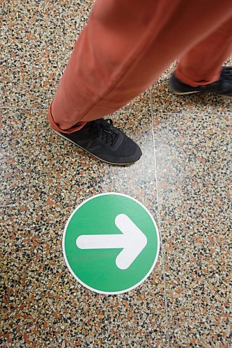 MIKE DEAL / WINNIPEG FREE PRESS
Social distance stickers line the open areas to remind everyone what to do at R. F. Morrison School.
See Maggie Macintosh story
210519 - Wednesday, May 19, 2021.