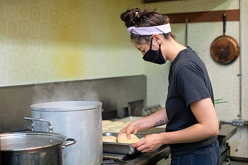 MIKAELA MACKENZIE / WINNIPEG FREE PRESS

Carter Bouchard, owner of Salt and Sunshine Bagels (a specialty bagel bakery she started on Instagram during the pandemic), whips up a batch of sesame bagels in her rented kitchen space at the Irish Association in Winnipeg on Thursday, May 20, 2021.  For Eva Wasney story.
Winnipeg Free Press 2020.