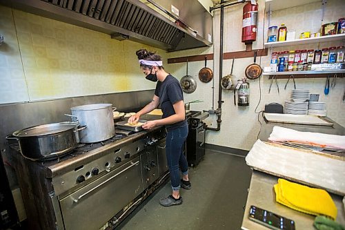 MIKAELA MACKENZIE / WINNIPEG FREE PRESS

Carter Bouchard, owner of Salt and Sunshine Bagels (a specialty bagel bakery she started on Instagram during the pandemic), whips up a batch of sesame bagels in her rented kitchen space at the Irish Association in Winnipeg on Thursday, May 20, 2021.  For Eva Wasney story.
Winnipeg Free Press 2020.