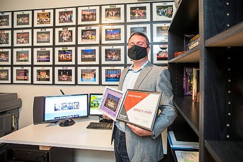 MIKAELA MACKENZIE / WINNIPEG FREE PRESS

Andrew St. Hilaire, who pivoted from being a professional musician to being a realtor because of the pandemic, poses for a portrait in his home office in Winnipeg on Thursday, May 20, 2021.  For Temur Durrani story.
Winnipeg Free Press 2020.