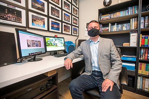 MIKAELA MACKENZIE / WINNIPEG FREE PRESS

Andrew St. Hilaire, who pivoted from being a professional musician to being a realtor because of the pandemic, poses for a portrait in his home office in Winnipeg on Thursday, May 20, 2021.  For Temur Durrani story.
Winnipeg Free Press 2020.