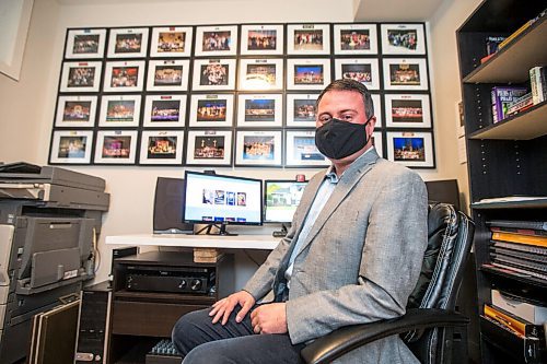 MIKAELA MACKENZIE / WINNIPEG FREE PRESS

Andrew St. Hilaire, who pivoted from being a professional musician to being a realtor because of the pandemic, poses for a portrait in his home office in Winnipeg on Thursday, May 20, 2021.  For Temur Durrani story.
Winnipeg Free Press 2020.