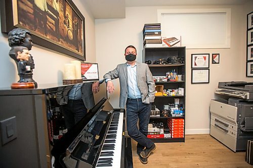 MIKAELA MACKENZIE / WINNIPEG FREE PRESS

Andrew St. Hilaire, who pivoted from being a professional musician to being a realtor because of the pandemic, poses for a portrait in his home office in Winnipeg on Thursday, May 20, 2021.  For Temur Durrani story.
Winnipeg Free Press 2020.