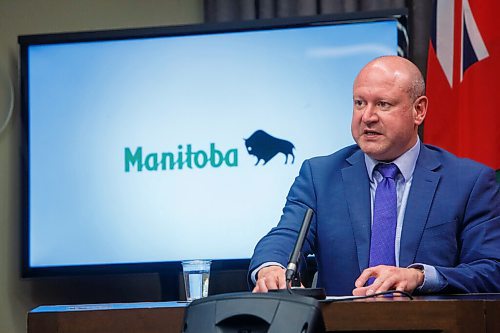 MIKE DEAL / WINNIPEG FREE PRESS
Premier Brian Pallister and Dr. Brent Roussin, chief provincial public health officer, during the COVID update press conference at the Manitoba Legislative building Tuesday afternoon.
210525 - Tuesday, May 25, 2021.