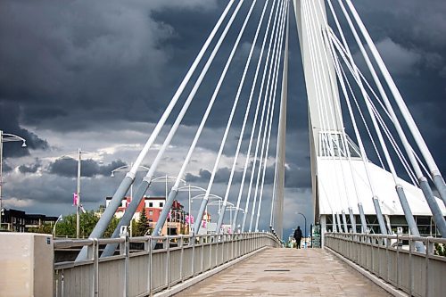 MIKAELA MACKENZIE / WINNIPEG FREE PRESS

Dark clouds gather behind the Esplanade Riel bridge in Winnipeg on Tuesday, May 25, 2021. Standup.
Winnipeg Free Press 2020.