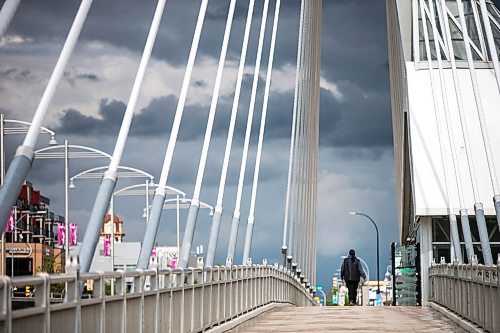 MIKAELA MACKENZIE / WINNIPEG FREE PRESS

Dark clouds gather behind the Esplanade Riel bridge in Winnipeg on Tuesday, May 25, 2021. Standup.
Winnipeg Free Press 2020.