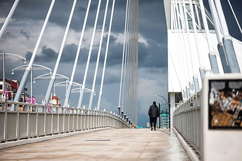 MIKAELA MACKENZIE / WINNIPEG FREE PRESS

Dark clouds gather behind the Esplanade Riel bridge in Winnipeg on Tuesday, May 25, 2021. Standup.
Winnipeg Free Press 2020.