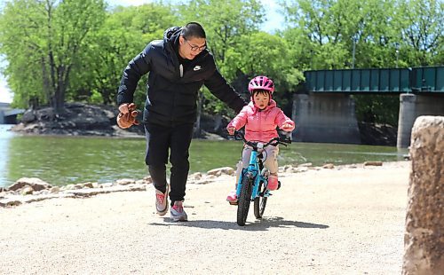 RUTH BONNEVILLE / WINNIPEG FREE PRESS

Standup - Learning to ride

Four-year-old Jenny gets a little hep from dad, Jing, as she rides her two-wheeler bike along the bike path at the Forks on Wednesday.  (No last names provided)



May 26, 2021

