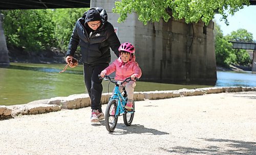 RUTH BONNEVILLE / WINNIPEG FREE PRESS

Standup - Learning to ride

Four-year-old Jenny gets a little hep from dad, Jing, as she rides her two-wheeler bike along the bike path at the Forks on Wednesday.  (No last names provided)



May 26, 2021

