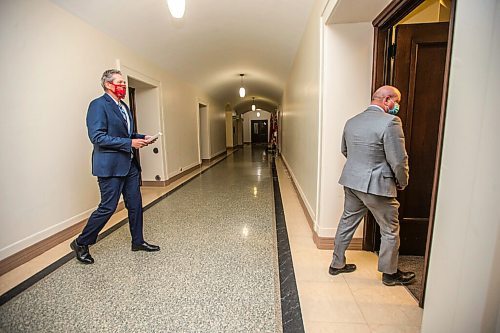 MIKAELA MACKENZIE / WINNIPEG FREE PRESS

Premier Brian Pallister (left) and chief public health officer Dr. Brent Roussin announce new restrictions at the Manitoba Legislative Building in Winnipeg on Thursday, May 27, 2021. For Larry Kusch story.
Winnipeg Free Press 2020.