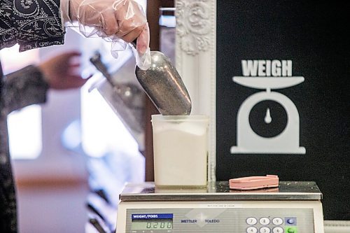 MIKAELA MACKENZIE / WINNIPEG FREE PRESS

Pennyweight Market co-owner Andrea Swain measures out baking soda for a customer at the shop in Beausejour on Thursday, May 27, 2021. For Dave Sanderson story.
Winnipeg Free Press 2020.