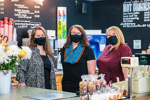 MIKAELA MACKENZIE / WINNIPEG FREE PRESS

Pennyweight Market owners Andrea Swain (left), Laurie McLean, and Kim Friesen pose for a portrait in the shop in Beausejour on Thursday, May 27, 2021. For Dave Sanderson story.
Winnipeg Free Press 2020.