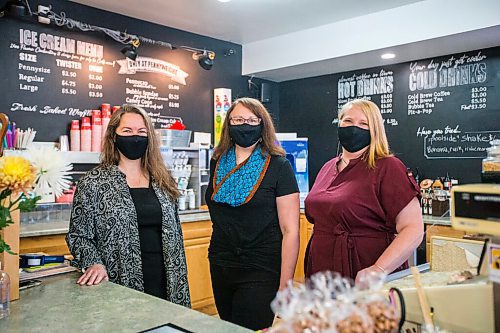 MIKAELA MACKENZIE / WINNIPEG FREE PRESS

Pennyweight Market owners Andrea Swain (left), Laurie McLean, and Kim Friesen pose for a portrait in the shop in Beausejour on Thursday, May 27, 2021. For Dave Sanderson story.
Winnipeg Free Press 2020.