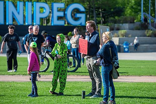 MIKAELA MACKENZIE / WINNIPEG FREE PRESS

Folks attend an anti-mask rally at The Forks in Winnipeg on Friday, May 28, 2021. For Temur story.
Winnipeg Free Press 2020.