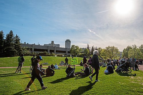 MIKE SUDOMA / WINNIPEG FREE PRESS
Supporters young and old attend a large anti-mask rally at The Forks Friday evening
May 28, 2021