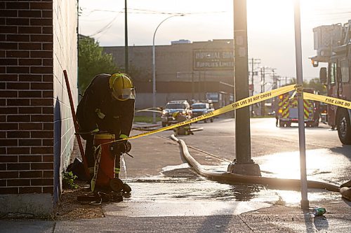 MIKE SUDOMA / WINNIPEG FREE PRESS
Winnipeg Fire Paramedic Services respond to a structure fire on Jarvis ave Friday evening
May 28, 2021