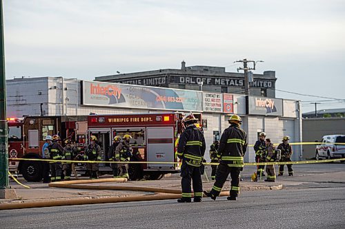 MIKE SUDOMA / WINNIPEG FREE PRESS
Winnipeg Fire Paramedic Services respond to a structure fire on Jarvis ave Friday evening
May 28, 2021