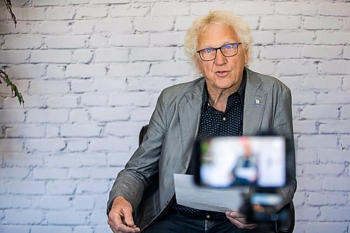 MIKAELA MACKENZIE / WINNIPEG FREE PRESS

Dr. Don Klassen films a video promoting vaccinations at City Hall in Winkler on Monday, May 31, 2021. For Malak Abas story.
Winnipeg Free Press 2020.