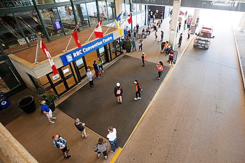 JOHN WOODS / WINNIPEG FREE PRESS
People waiting for their vaccinations were evacuated from the convention centre site due to an emergency situation in the building in Winnipeg Monday, May 31, 2021.  

Reporter: ?