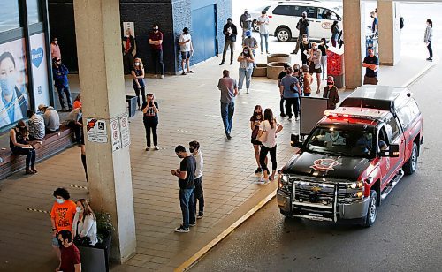 JOHN WOODS / WINNIPEG FREE PRESS
People waiting for their vaccinations were evacuated from the convention centre site due to an emergency situation in the building in Winnipeg Monday, May 31, 2021.  

Reporter: ?