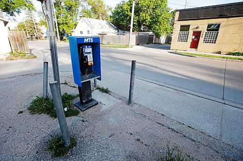 JOHN WOODS / WINNIPEG FREE PRESS
Pay phone at the corner of St Matthews and Beverley in Winnipeg Monday, May 31, 2021.
Reporter: ?