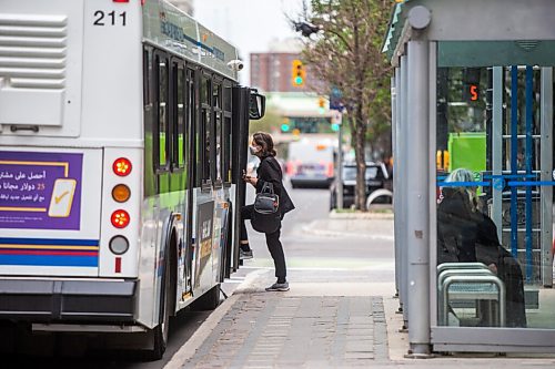 MIKAELA MACKENZIE / WINNIPEG FREE PRESS

Folks get on and off buses on Portage Avenue in downtown Winnipeg on Tuesday, June 1, 2021. For Joyanne story.
Winnipeg Free Press 2020.