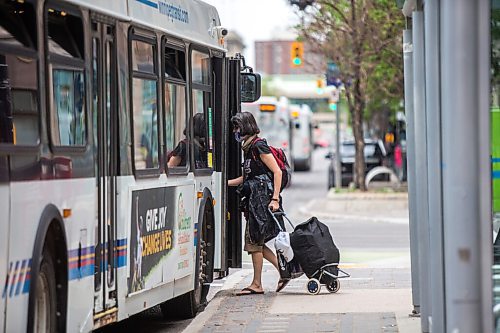 MIKAELA MACKENZIE / WINNIPEG FREE PRESS

Folks get on and off buses on Portage Avenue in downtown Winnipeg on Tuesday, June 1, 2021. For Joyanne story.
Winnipeg Free Press 2020.