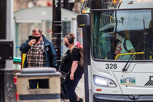 MIKAELA MACKENZIE / WINNIPEG FREE PRESS

Folks get on and off buses on Portage Avenue in downtown Winnipeg on Tuesday, June 1, 2021. For Joyanne story.
Winnipeg Free Press 2020.