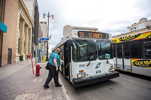 MIKAELA MACKENZIE / WINNIPEG FREE PRESS

Folks get on and off buses on Portage Avenue in downtown Winnipeg on Tuesday, June 1, 2021. For Joyanne story.
Winnipeg Free Press 2020.