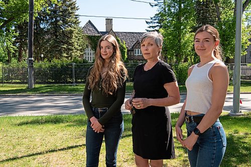 ALEX LUPUL / WINNIPEG FREE PRESS  

Local actors Megan Best, Marina Stephenson Kerr and Jade Michael, stars of the film Seance, pose for a portrait outside of 1015 Wellington Crescent in Winnipeg Thursday, June 3, 2021. The Winnipeg home was used as a location in the film.

Reporter: Randall King