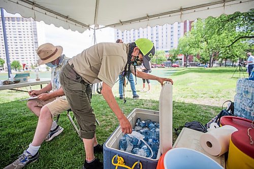 MIKAELA MACKENZIE / WINNIPEG FREE PRESS

Kimberly Kostiuk, with the DCSP, hands out free water to folks at Central Park in Winnipeg on Friday, June 4, 2021. For Cody Sellar story.
Winnipeg Free Press 2021.