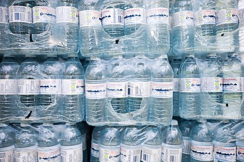 MIKAELA MACKENZIE / WINNIPEG FREE PRESS

A station offering free water to folks at Central Park in Winnipeg on Friday, June 4, 2021. For Cody Sellar story.
Winnipeg Free Press 2021.