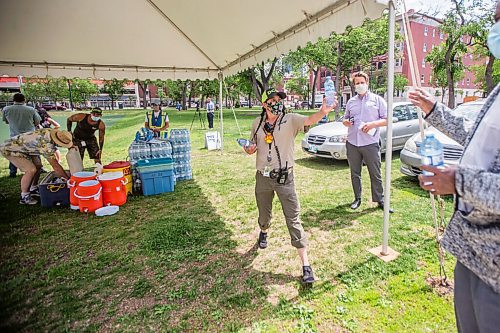 MIKAELA MACKENZIE / WINNIPEG FREE PRESS

Kimberly Kostiuk, with the DCSP, hands out free water to folks at Central Park in Winnipeg on Friday, June 4, 2021. For Cody Sellar story.
Winnipeg Free Press 2021.