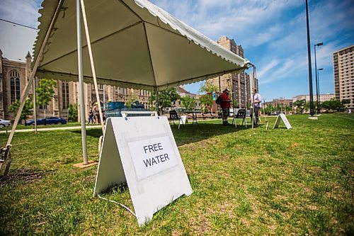 MIKAELA MACKENZIE / WINNIPEG FREE PRESS

A station offering free water to folks at Central Park in Winnipeg on Friday, June 4, 2021. For Cody Sellar story.
Winnipeg Free Press 2021.