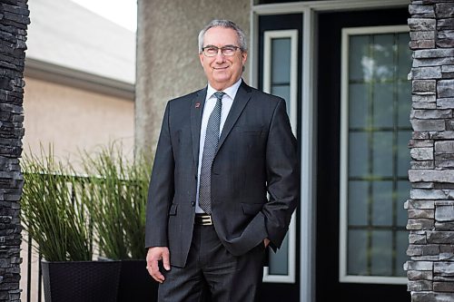 MIKAELA MACKENZIE / WINNIPEG FREE PRESS

MREA president Stewart Elston poses for a portrait in front of his house in Winnipeg on Friday, June 4, 2021. More people than ever are trying to become realtors in this hot housing market. For Ben Waldman story.
Winnipeg Free Press 2021.