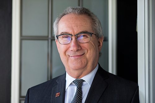 MIKAELA MACKENZIE / WINNIPEG FREE PRESS

MREA president Stewart Elston poses for a portrait in front of his house in Winnipeg on Friday, June 4, 2021. More people than ever are trying to become realtors in this hot housing market. For Ben Waldman story.
Winnipeg Free Press 2021.