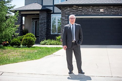 MIKAELA MACKENZIE / WINNIPEG FREE PRESS

MREA president Stewart Elston poses for a portrait in front of his house in Winnipeg on Friday, June 4, 2021. More people than ever are trying to become realtors in this hot housing market. For Ben Waldman story.
Winnipeg Free Press 2021.