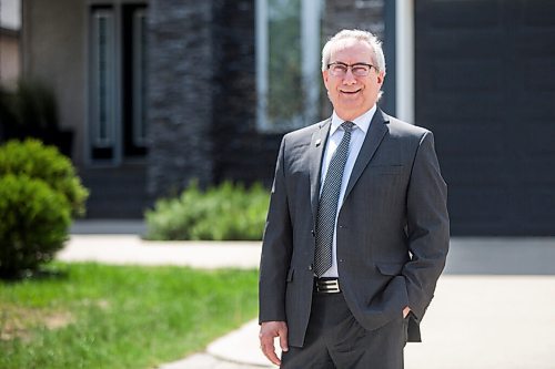 MIKAELA MACKENZIE / WINNIPEG FREE PRESS

MREA president Stewart Elston poses for a portrait in front of his house in Winnipeg on Friday, June 4, 2021. More people than ever are trying to become realtors in this hot housing market. For Ben Waldman story.
Winnipeg Free Press 2021.