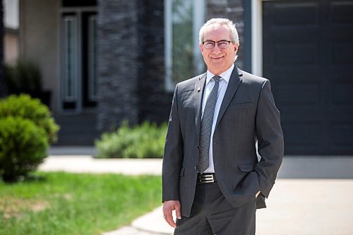 MIKAELA MACKENZIE / WINNIPEG FREE PRESS

MREA president Stewart Elston poses for a portrait in front of his house in Winnipeg on Friday, June 4, 2021. More people than ever are trying to become realtors in this hot housing market. For Ben Waldman story.
Winnipeg Free Press 2021.