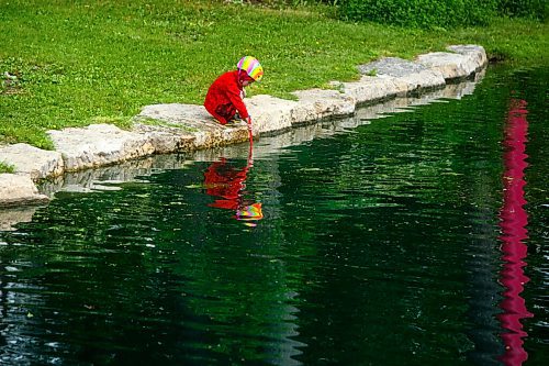 MIKE DEAL / WINNIPEG FREE PRESS
Oakley, 6, searches for tadpoles and frogs in the pond at Kildonan Park Monday morning.
210607 - Monday, June 07, 2021.