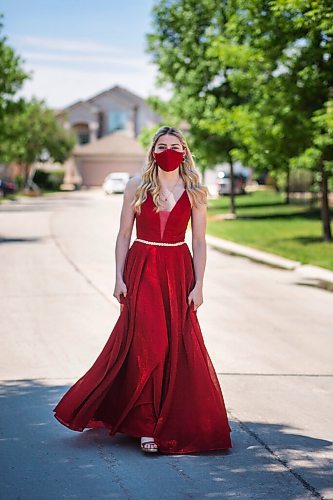 MIKAELA MACKENZIE / WINNIPEG FREE PRESS

Alexa Craig, who is graduating this year, poses for a portrait in her grad dress on her street in Winnipeg on Monday, June 7, 2021. She's one of thousands of Winnipeg grads who said yes to the dress, only for public health to say no to gatherings. For Jen Zoratti story.
Winnipeg Free Press 2021.