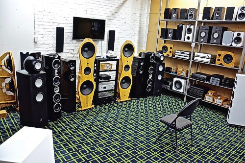 Canstar Community News Altitudo Audio is a company run by two brothers from Ukraine who create custom stereo and home-theatre systems for audiophiles.