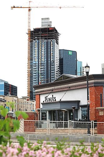 RUTH BONNEVILLE / WINNIPEG FREE PRESS

Local - Earls moves to Tower

Earls restaurant on Main Street is moving to tower at 330 Main Street.  

June 08,, 2021

