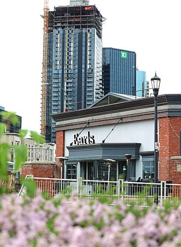 RUTH BONNEVILLE / WINNIPEG FREE PRESS

Local - Earls moves to Tower

Earls restaurant on Main Street is moving to tower at 330 Main Street.  

June 08,, 2021

