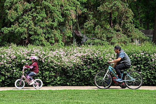 ALEX LUPUL / WINNIPEG FREE PRESS  

Elisha Ramirez, 4, and Noel Ramirez ride their bikes together at Kildonan Park in Winnipeg on Wednesday, June 9, 2021.