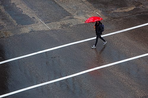 MIKE DEAL / WINNIPEG FREE PRESS
A wet Smith Street gleams while an umbrella toting pedestrian hurries towards their destination Wednesday afternoon.
210609 - Wednesday, June 09, 2021.
