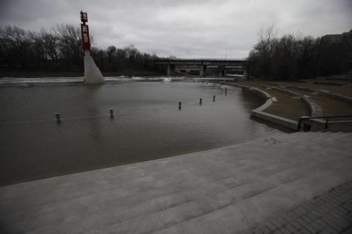 BORIS.MINKEVICH@FREEPRESS.MB.CA  100318 BORIS MINKEVICH / WINNIPEG FREE PRESS Assiniboine River levels at The Forks in WInnipeg.