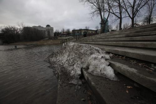 BORIS.MINKEVICH@FREEPRESS.MB.CA  100318 BORIS MINKEVICH / WINNIPEG FREE PRESS Assiniboine River levels at The Forks in WInnipeg.